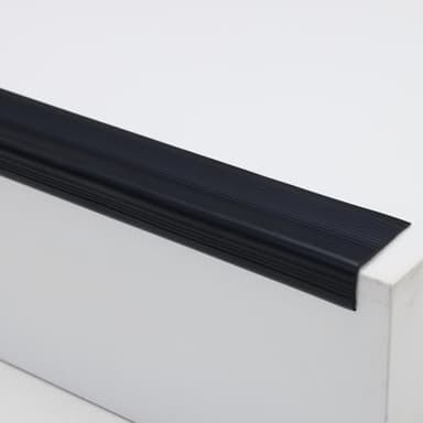 Trimold Borde de escalera de vinilo antideslizante, autoadhesivo, antideslizante, peldaños de goma flexible, tira protectora de bordes para exteriores e interiores (5 m, negro)