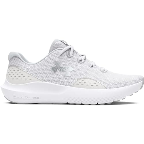 Under Armour UA W Charged Surge 4 Deportivas de mujer, ligeras y transpirables zapatillas para correr, color blanco/neblina distante/plateado metálico