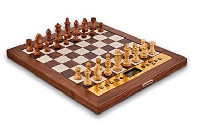 MILLENNIUM The King Performance M830 - Ordenador de ajedrez con Niveles de Juego adaptativos. con 81 Leds para la visualización del Movimiento. Juega en línea a través del módulo ChessLink.