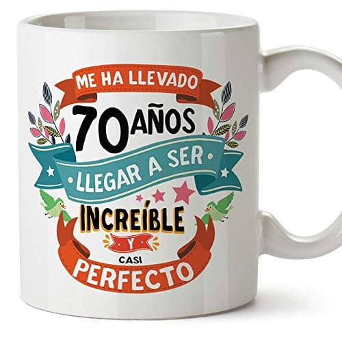 MUGFFINS Taza 70 Cumpleaños - Me ha Llevado 70 años Llegar a ser increíble y Casi Perfecto - Regalos Desayuno Feliz Cumpleaños