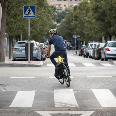 Ciclolux Urban: Una luz Trasera inalámbrica Inteligente para Ciclistas urbanos con luz de posición, Freno, Intermitentes, láser de Seguridad y Timbre. Tecnología patentada Que Mejora la Seguridad